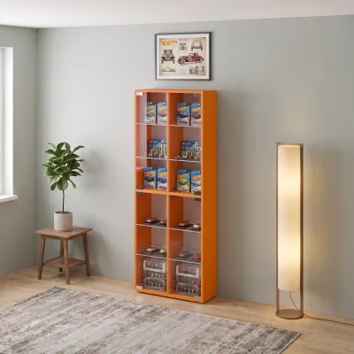 67x174x25 cm ölçülerindeki cam kapaklı hobi vitrinimiz, hobi odası, çalışma odası ve oturma odası için mükemmel bir depolama çözümü sunar. Beyaz - Copy